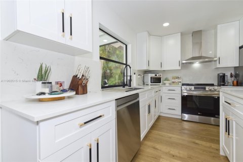 House in Coral Springs, Florida 4 bedrooms, 212.93 sq.m. № 1953517 - photo 3