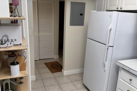 Condominio en venta en Sunny Isles Beach, Florida, 1 dormitorio, 93.37 m2 № 2012540 - foto 10