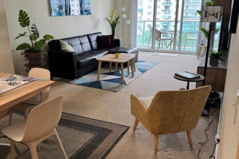 Condominio en venta en Sunny Isles Beach, Florida, 1 dormitorio, 93.37 m2 № 2012540 - foto 4