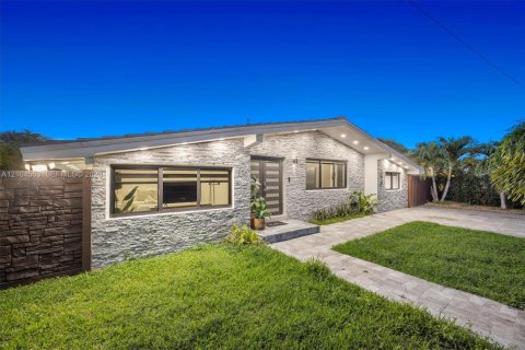 Villa ou maison à vendre à Miami, Floride: 4 chambres, 153.29 m2 № 2412502 - photo 4