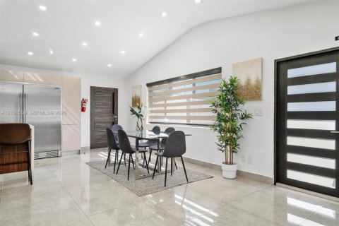 Villa ou maison à vendre à Miami, Floride: 4 chambres, 153.29 m2 № 2412502 - photo 17