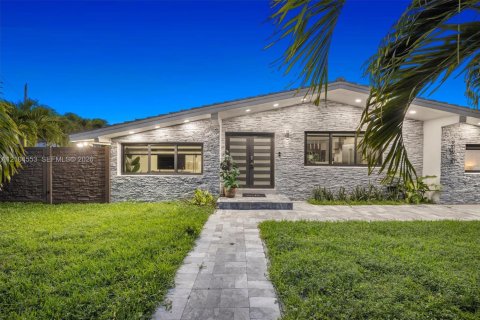 Villa ou maison à vendre à Miami, Floride: 4 chambres, 153.29 m2 № 2412502 - photo 3