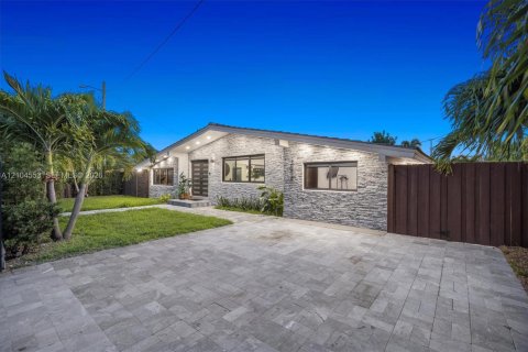 Villa ou maison à Miami, Floride 4 chambres, 153.29 m2 № 2412502