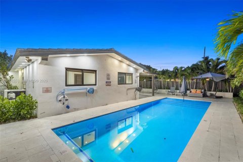 Villa ou maison à vendre à Miami, Floride: 4 chambres, 153.29 m2 № 2412502 - photo 11
