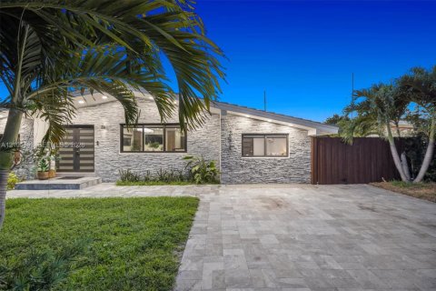 Villa ou maison à vendre à Miami, Floride: 4 chambres, 153.29 m2 № 2412502 - photo 2
