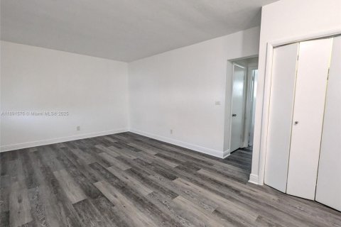 Apartment in Miami Beach, Florida 37.16 sq.m. № 1944770 - photo 5