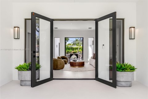 House in Miami Shores, Florida 4 bedrooms, 236.71 sq.m. № 1730641 - photo 4