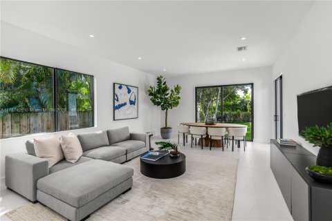 House in Miami Shores, Florida 4 bedrooms, 236.71 sq.m. № 1730641 - photo 15