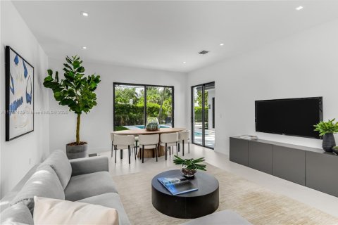 House in Miami Shores, Florida 4 bedrooms, 236.71 sq.m. № 1730641 - photo 17