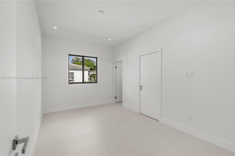 House in Miami Shores, Florida 4 bedrooms, 236.71 sq.m. № 1730641 - photo 30
