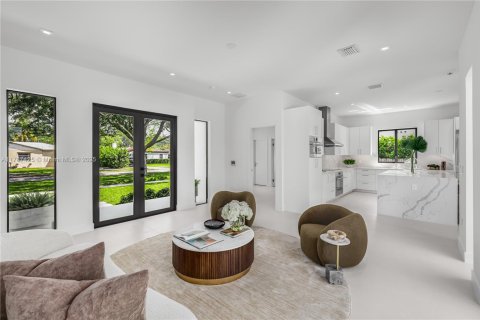 House in Miami Shores, Florida 4 bedrooms, 236.71 sq.m. № 1730641 - photo 8