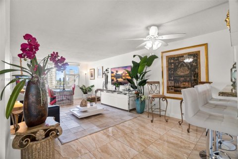 Condo in Pompano Beach, Florida, 1 bedroom  № 2052402 - photo 1