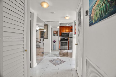 Condo in Pompano Beach, Florida, 1 bedroom  № 2052402 - photo 11