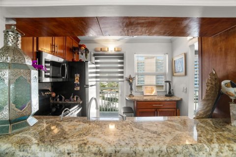 Condo in Pompano Beach, Florida, 1 bedroom  № 2052402 - photo 10