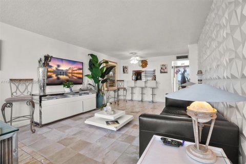 Condo in Pompano Beach, Florida, 1 bedroom  № 2052402 - photo 3