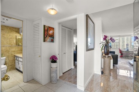 Condo in Pompano Beach, Florida, 1 bedroom  № 2052402 - photo 12