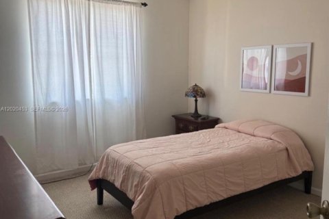 House in Miami, Florida 4 bedrooms, 192.59 sq.m. № 2077814 - photo 19