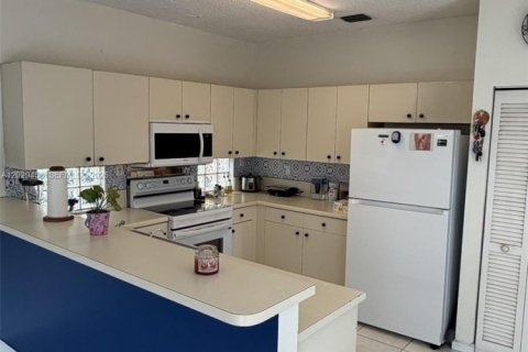 House in Miami, Florida 4 bedrooms, 192.59 sq.m. № 2077814 - photo 10