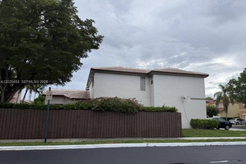 House in Miami, Florida 4 bedrooms, 192.59 sq.m. № 2077814 - photo 3