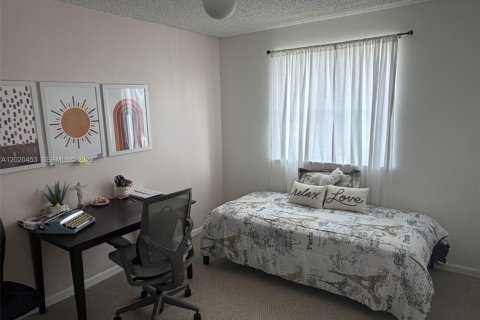 House in Miami, Florida 4 bedrooms, 192.59 sq.m. № 2077814 - photo 17