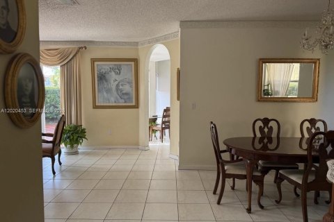 House in Miami, Florida 4 bedrooms, 192.59 sq.m. № 2077814 - photo 4