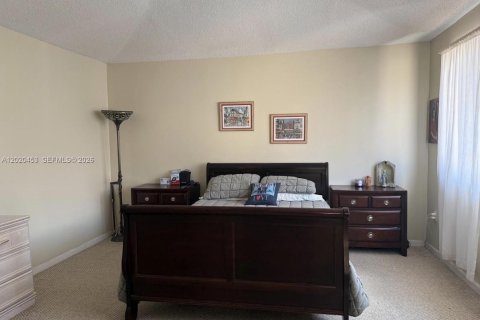 House in Miami, Florida 4 bedrooms, 192.59 sq.m. № 2077814 - photo 14