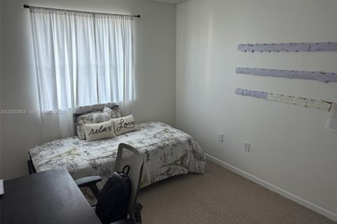 House in Miami, Florida 4 bedrooms, 192.59 sq.m. № 2077814 - photo 18