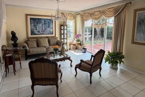 House in Miami, Florida 4 bedrooms, 192.59 sq.m. № 2077814 - photo 6