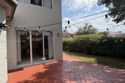 House in Miami, Florida 4 bedrooms, 192.59 sq.m. № 2077814 - photo 25