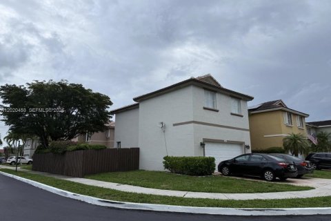 House in Miami, Florida 4 bedrooms, 192.59 sq.m. № 2077814 - photo 2