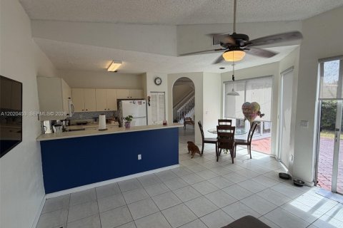 House in Miami, Florida 4 bedrooms, 192.59 sq.m. № 2077814 - photo 9