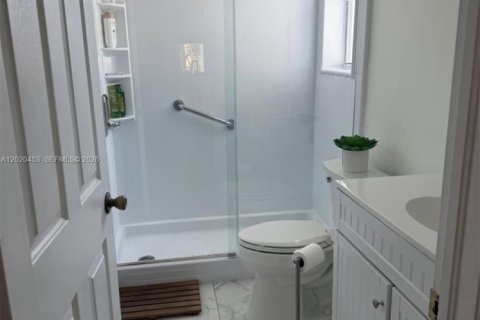 House in Miami, Florida 4 bedrooms, 192.59 sq.m. № 2077814 - photo 13