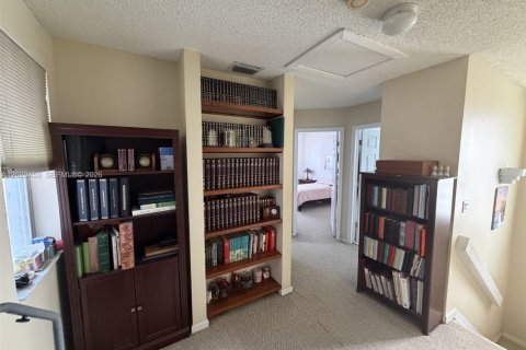 House in Miami, Florida 4 bedrooms, 192.59 sq.m. № 2077814 - photo 12
