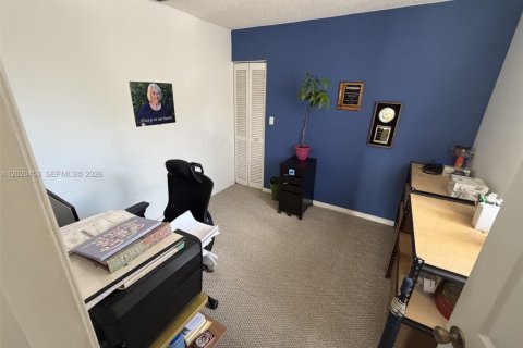House in Miami, Florida 4 bedrooms, 192.59 sq.m. № 2077814 - photo 21