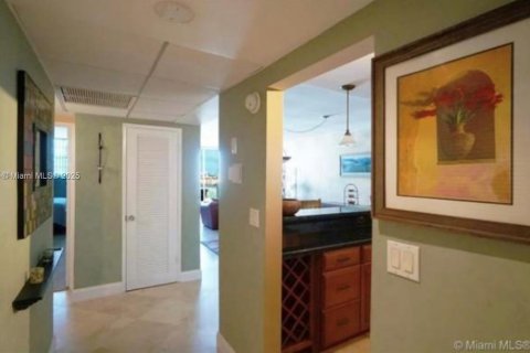 Condominio en venta en Sunny Isles Beach, Florida, 1 dormitorio, 93.37 m2 № 1925259 - foto 3