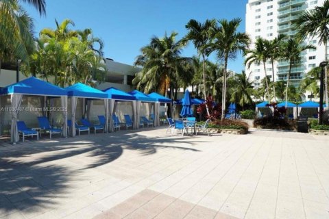 Condominio en venta en Sunny Isles Beach, Florida, 1 dormitorio, 93.37 m2 № 1925259 - foto 19