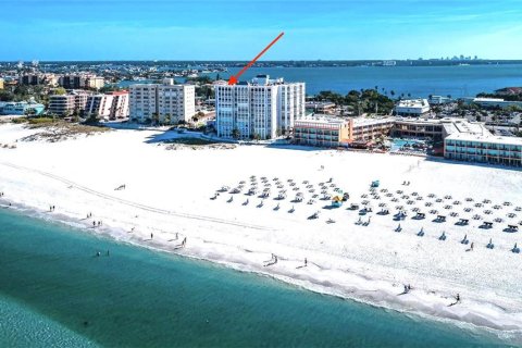 Condo in Saint Pete Beach, Florida, 2 bedrooms  № 1831700 - photo 1