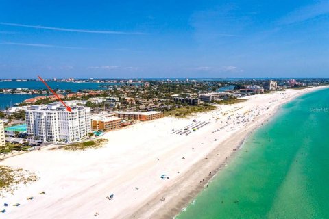 Condo in Saint Pete Beach, Florida, 2 bedrooms  № 1831700 - photo 2