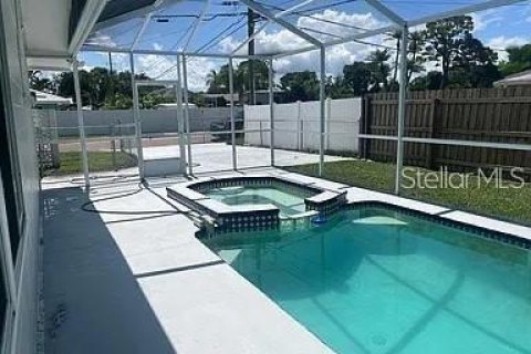 Casa en alquiler en Saint Petersburg, Florida, 3 dormitorios, 165.18 m2 № 1850204 - foto 1