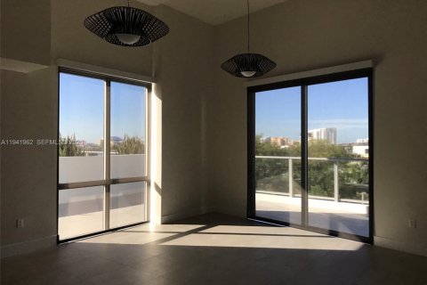 Кондоминиум с 3 спальнями в Майами, Флорида № 1998772