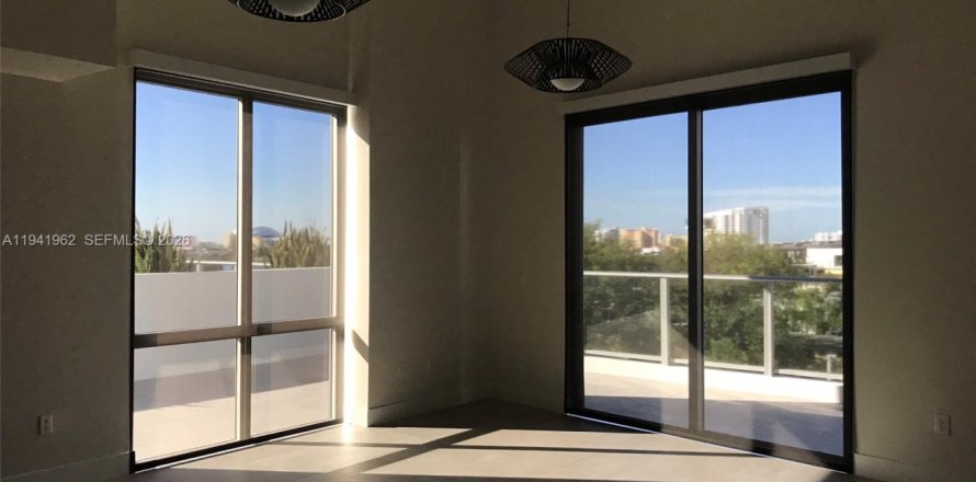 Кондоминиум с 3 спальнями в Майами, Флорида № 1998772