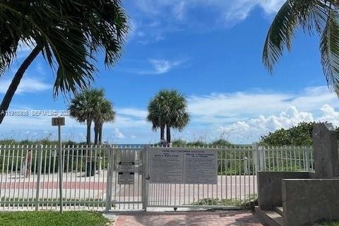 Condo in Miami Beach, Florida  № 1977339 - photo 10