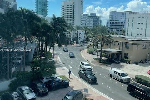 Condo in Miami Beach, Florida  № 1977339 - photo 12