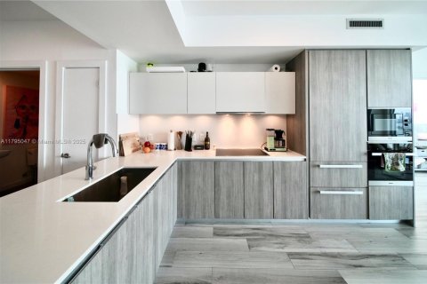 Condo in Miami, Florida, 2 bedrooms  № 1865065 - photo 8