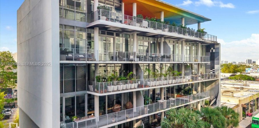 Кондоминиум с 2 спальнями в Майами, Флорида № 1989431