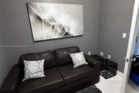 Condominio en alquiler en North Bay Village, Florida, 1 dormitorio, 78.04 m2 № 2054864 - foto 13