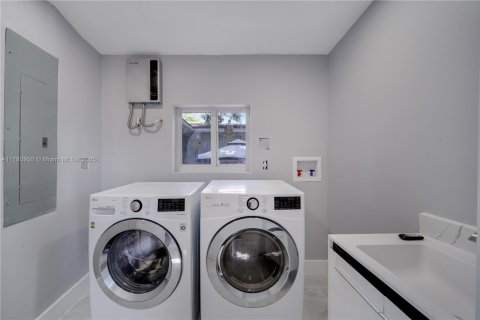 Commercial property in Miami, Florida 179.12 sq.m. № 1936013 - photo 14