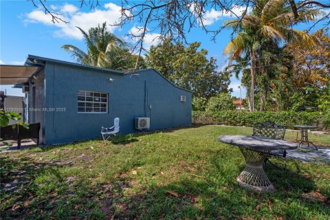 Commercial property in Miami, Florida 179.12 sq.m. № 1936013 - photo 30