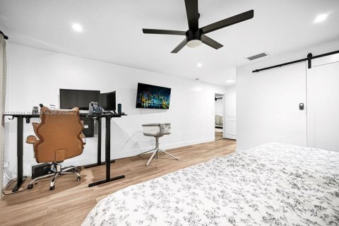 House in Hollywood, Florida 2 bedrooms, 255.48 sq.m. № 1727257 - photo 11