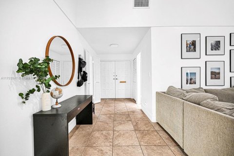 House in Hollywood, Florida 2 bedrooms, 255.48 sq.m. № 1727257 - photo 6
